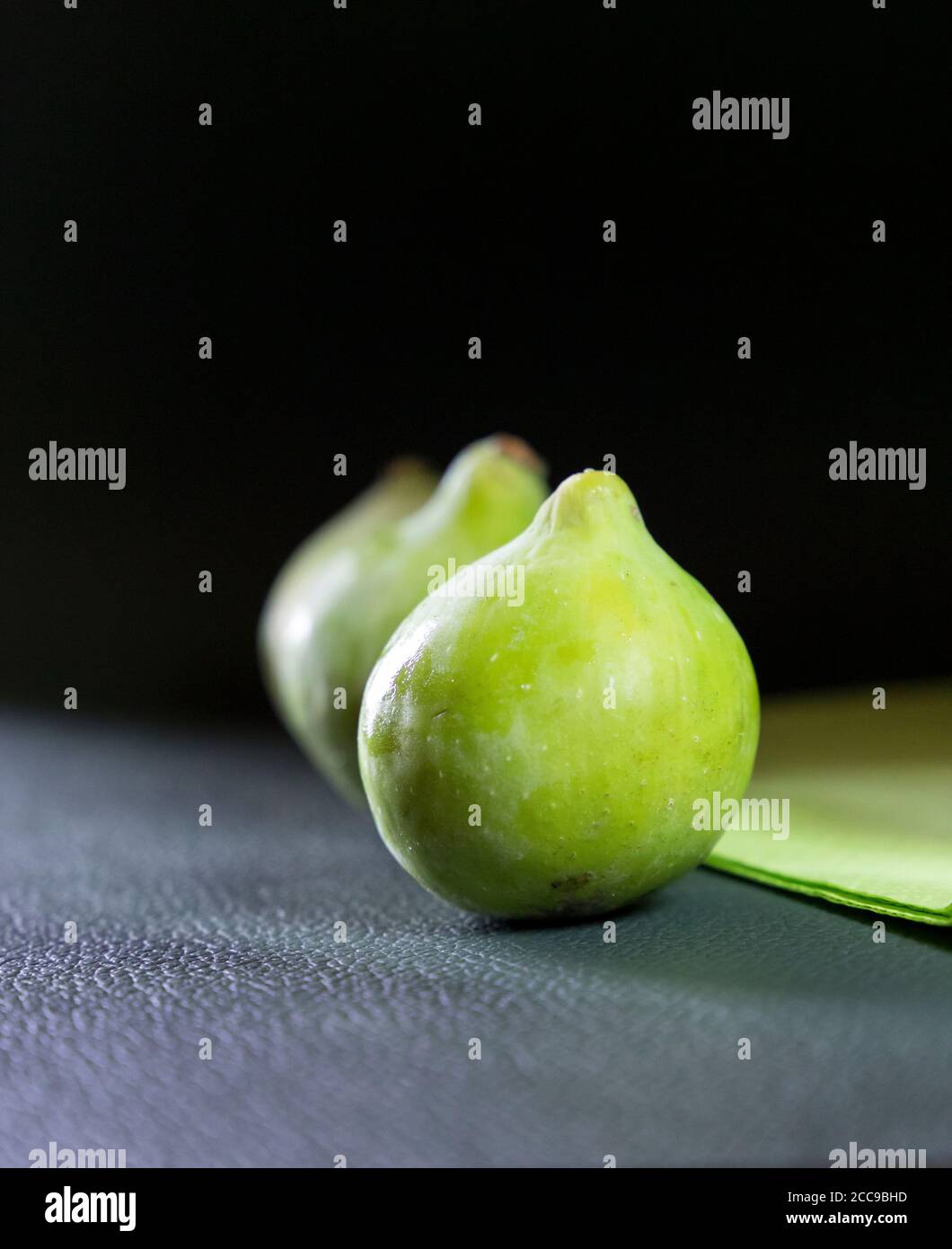 Nahaufnahme von frischen grünen italienischen Feigen auf dunklem Hintergrund. Stockfoto