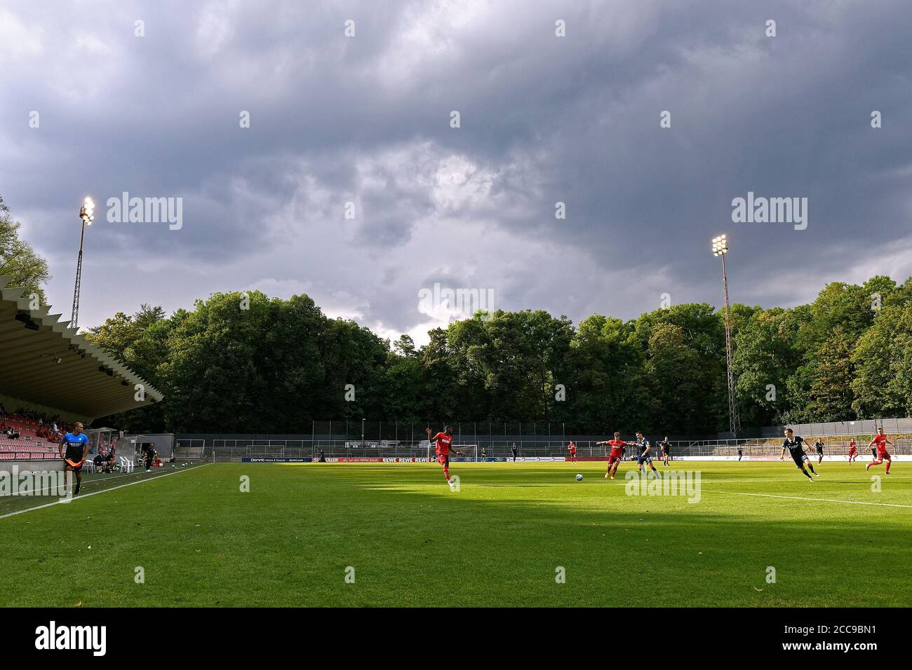 Fußballspiel im Franz Kremer Stadion unter einem dramatischen Himmel. Stockfoto