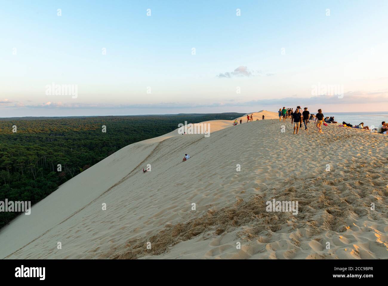 Pyla-sur-Mer (Südwestfrankreich): Touristen, die den Sonnenuntergang über der Düne von Pyla genießen Stockfoto