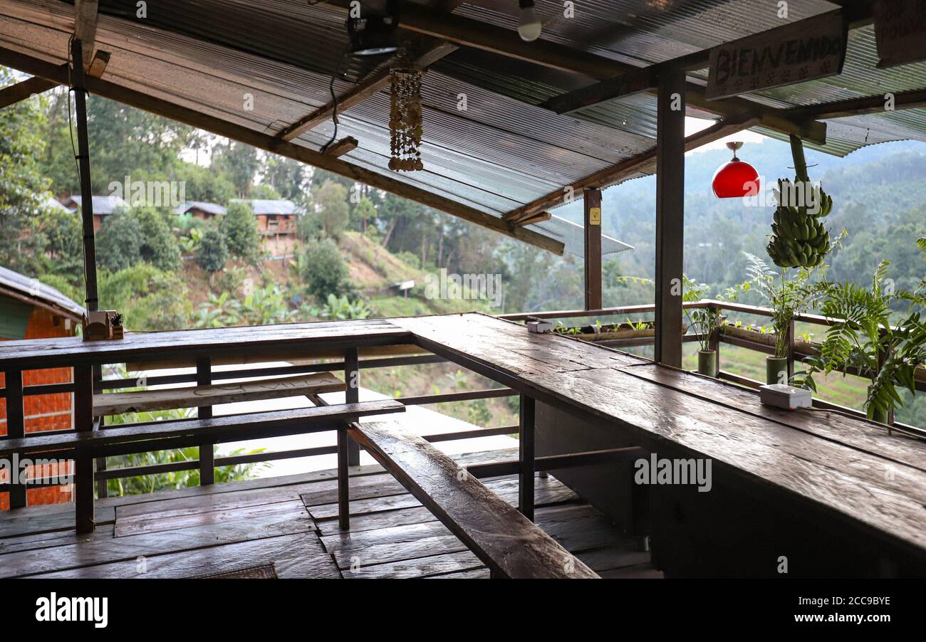 CHIANG MAI, THAILAND - Aug 21, 2019: Das Restaurant auf der Terrasse der Spicy Villa Eco Lodge, einem Paradies für junge Reisende, bietet einen Blick über die Thai Mo Stockfoto