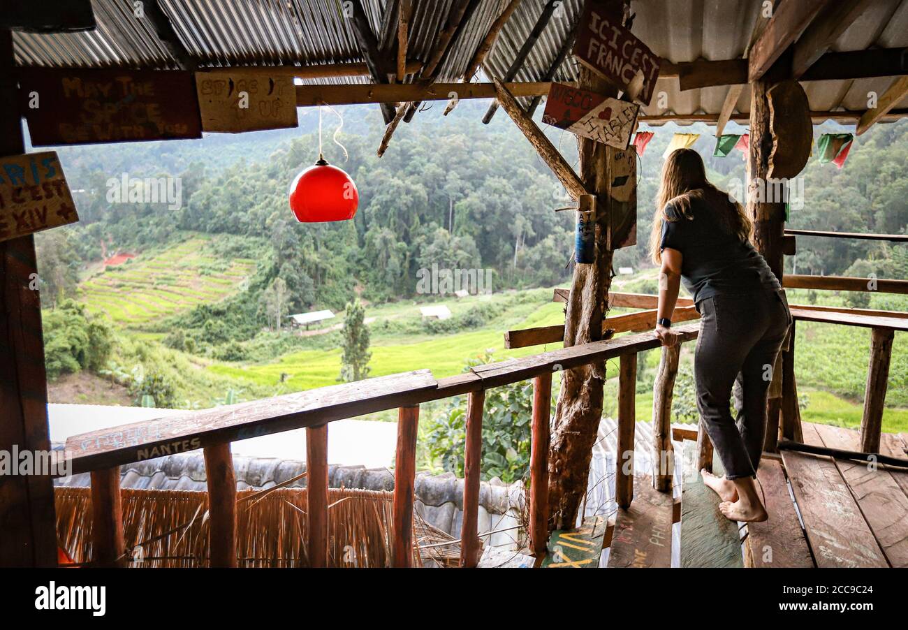 CHIANG MAI, THAILAND - Aug 21, 2019: Ein junger Reisender nimmt in der Spicy Villa Eco Lodge, ein beliebtes Backpacking Hostel in den Bergen Stockfoto