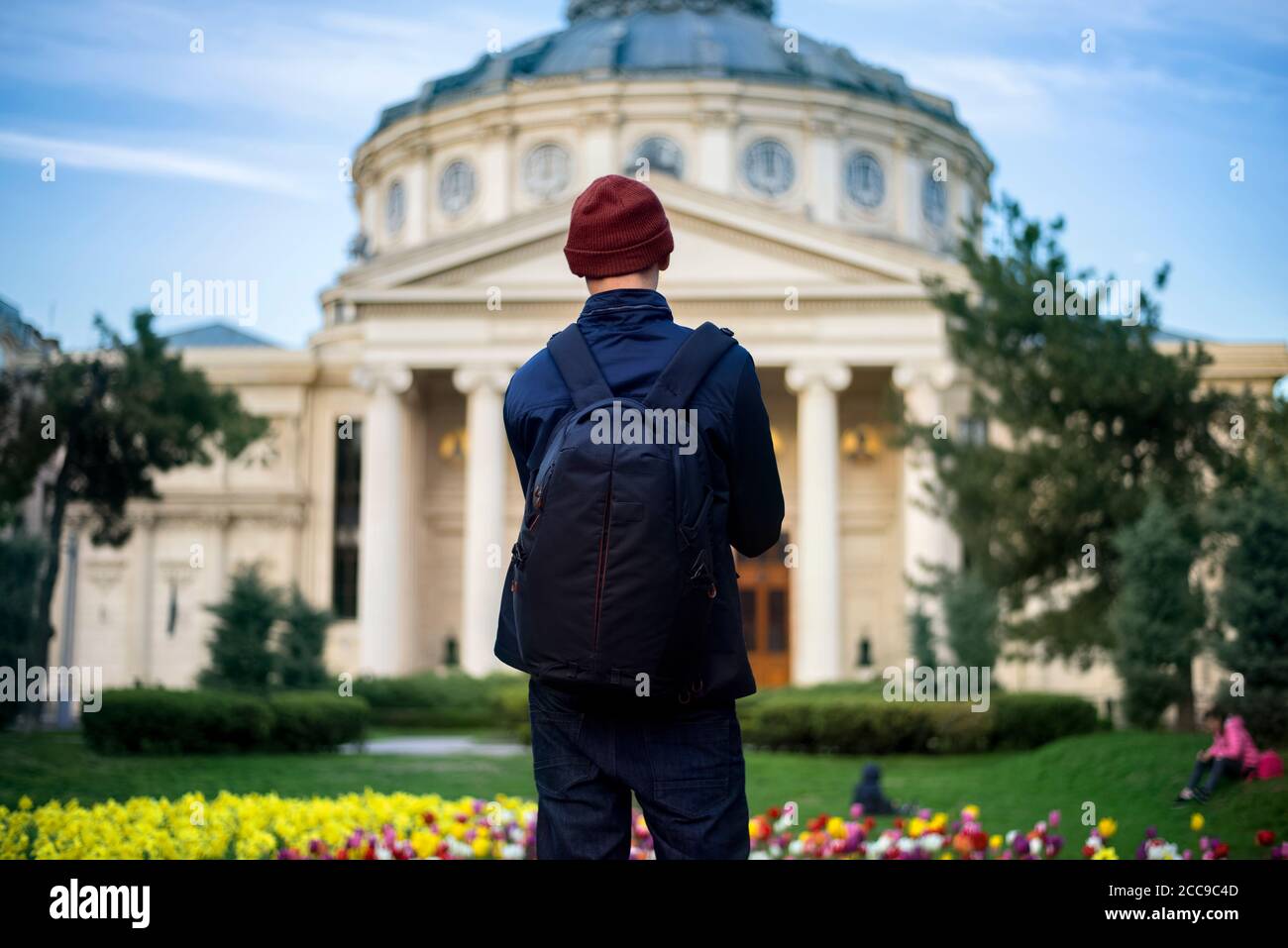 Mann mit Rucksack vor dem rumänischen Athenaeum ATN Akademie des Theaters in Bukarest, Rumänien Stockfoto