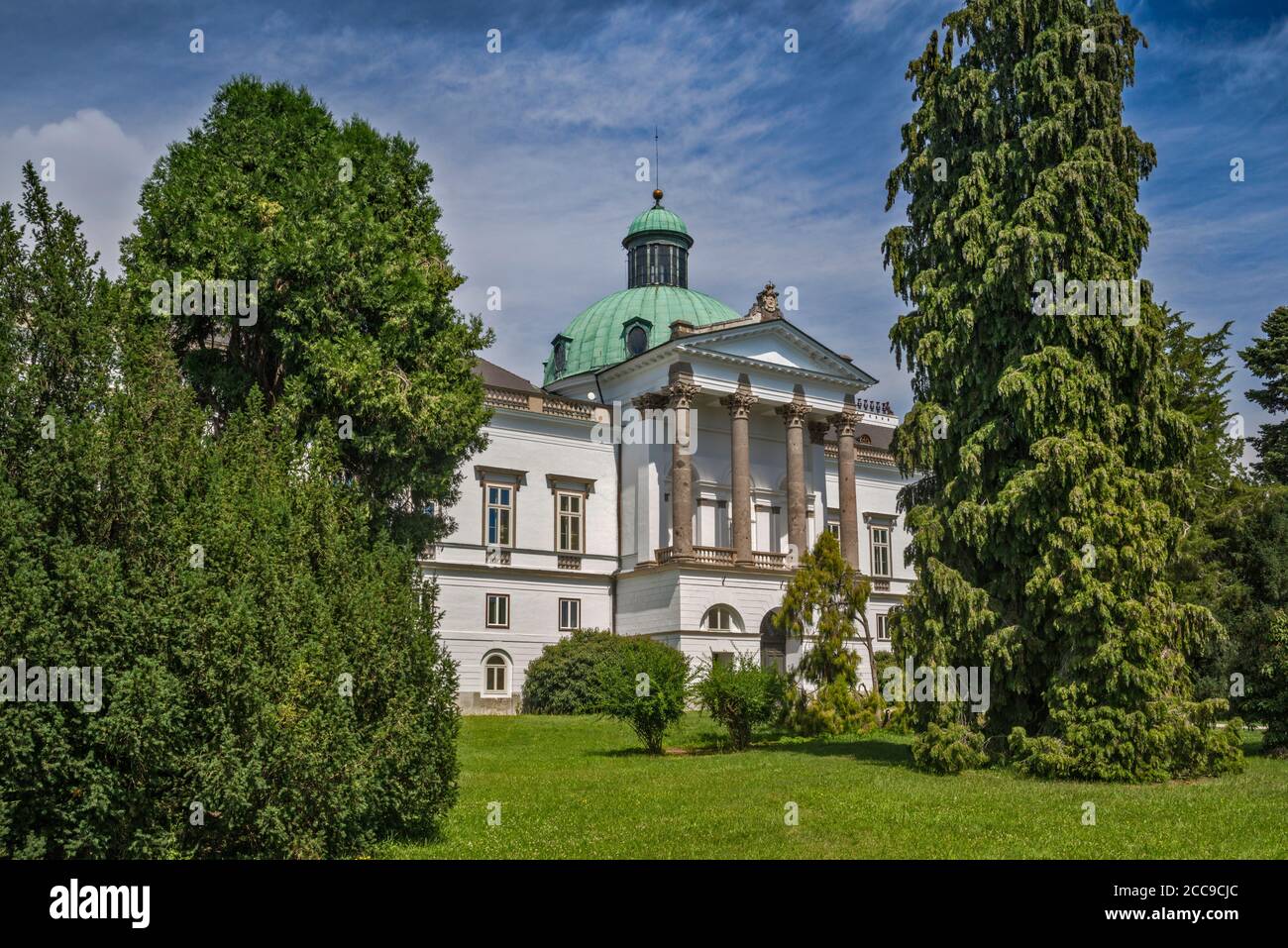 Neoklassizistischer Palast im Dorf Topolcianky, Nitra Region, Slowakei Stockfoto