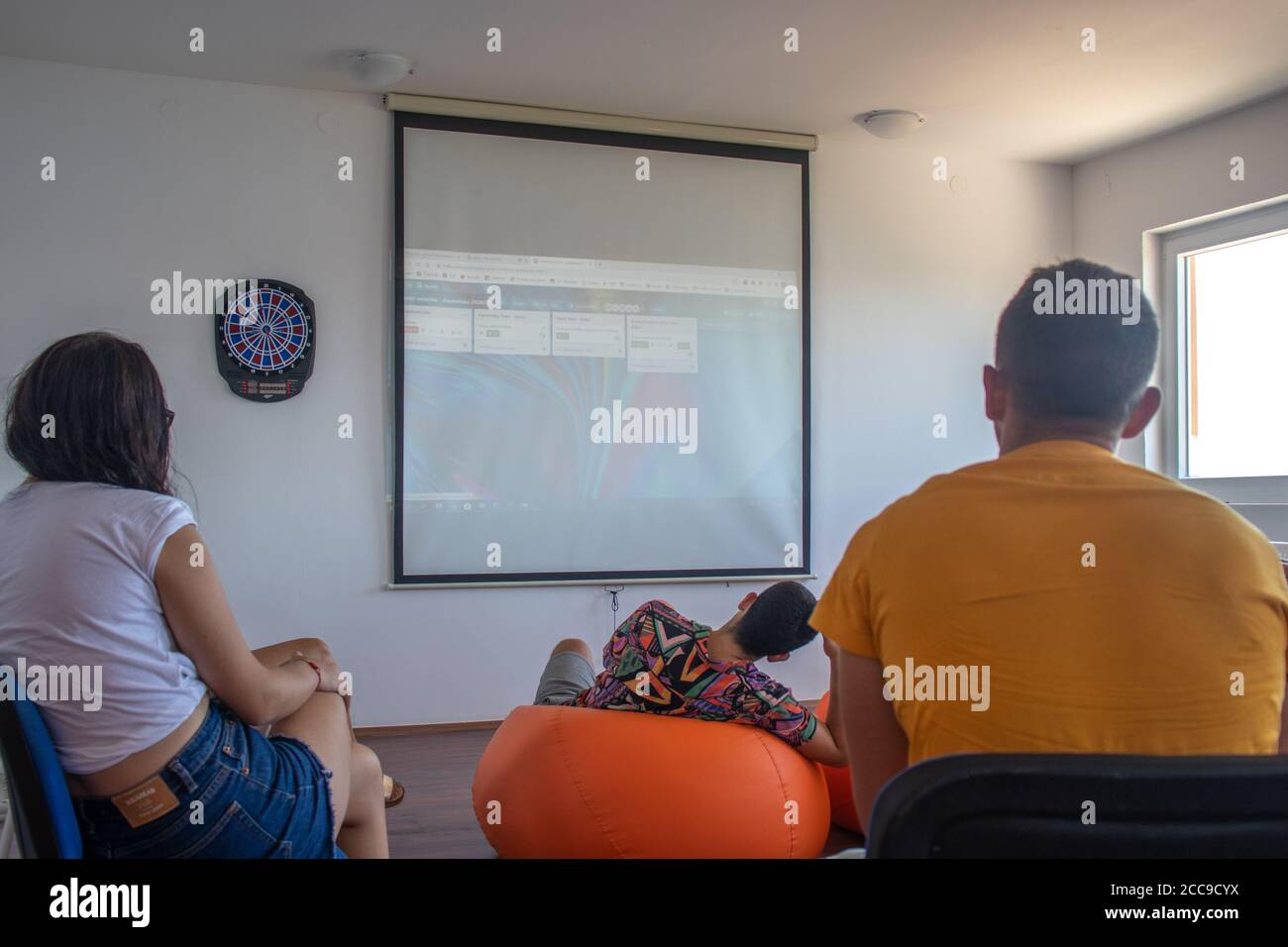 Sibenik Kroatien August 2020 EINE Gruppe von Studenten, die eine powerpoint-Präsentation an die Wand projiziert. Studenten Teambuilding und Zusammenarbeit Stockfoto