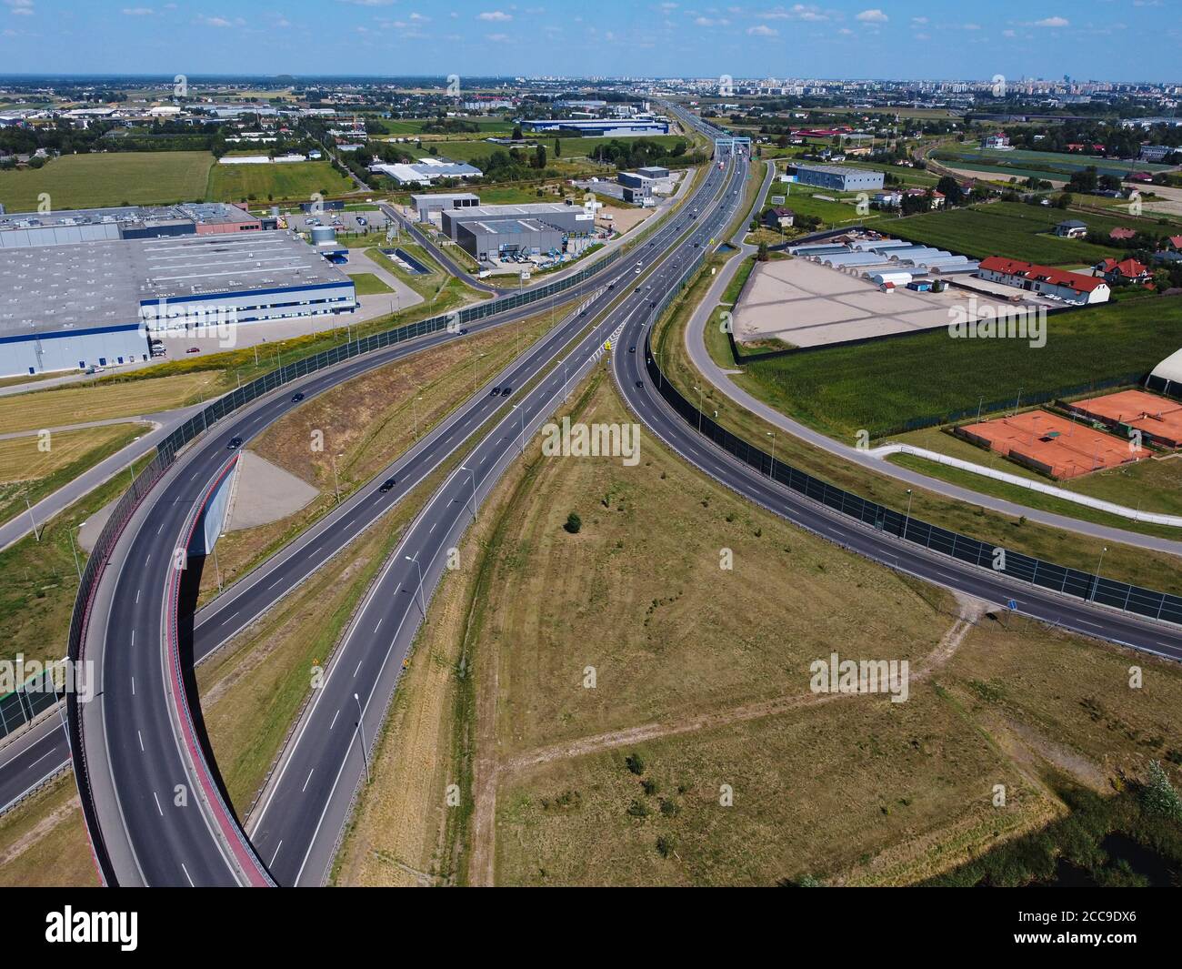 Autobahn in der Nähe der Hauptstadt, Umgehung der großen Stadt. Drohne, Luftaufnahme. Stockfoto