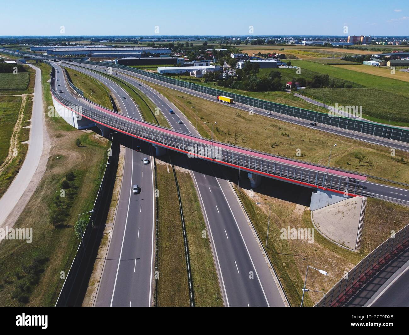 Autobahn in der Nähe der Hauptstadt, Umgehung der großen Stadt. Drohne, Luftaufnahme. Stockfoto