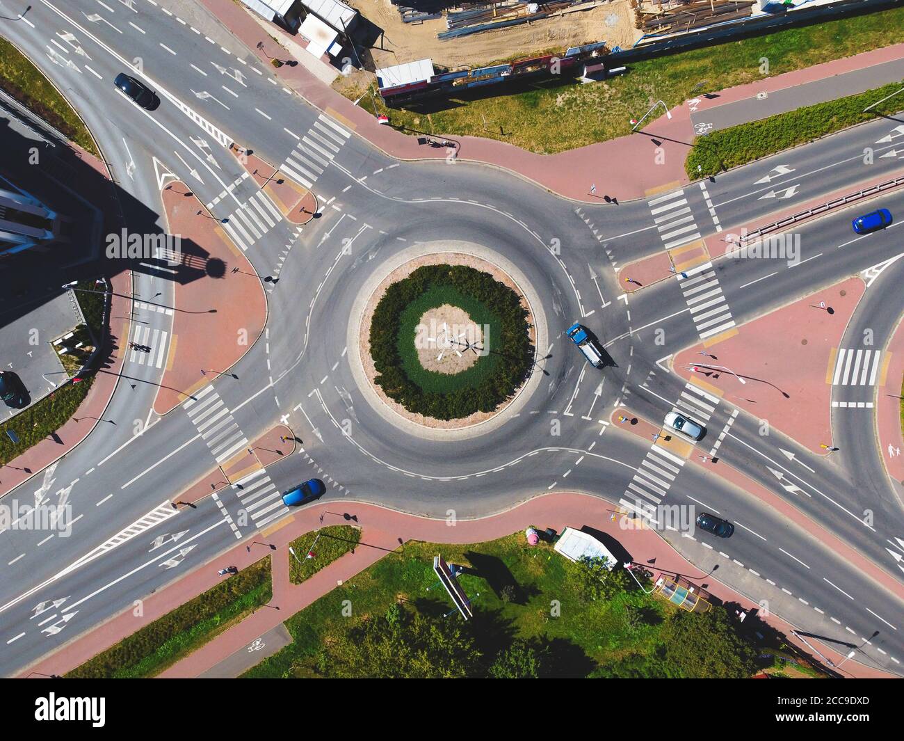 Blick von oben auf den Kreisverkehr mit dem Verkehr. Drohne, Luftansicht Stockfoto