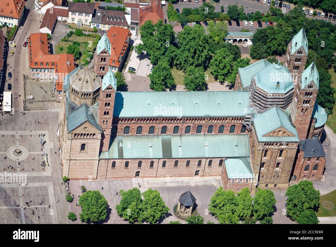 Landschaftlich reizvolle Luftaufnahme am Speyer Dom mit dem Domnapf vor dem Portal. (Südseite) Stockfoto