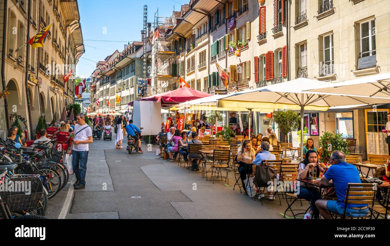 Bern Schweiz , 27 Juni 2020 : Fussgängerzone mit Café-Terrasse voller Menschen im Sommer 2020 in der Berner Altstadt Schweiz Stockfoto