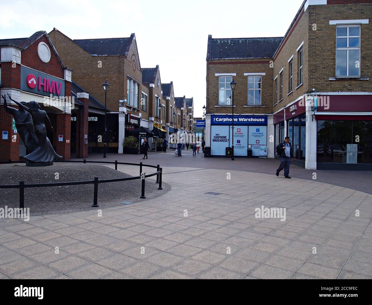 The Two Rivers Shops and Cafes in Lockdown Staines upon Thames Surrey Großbritannien Stockfoto