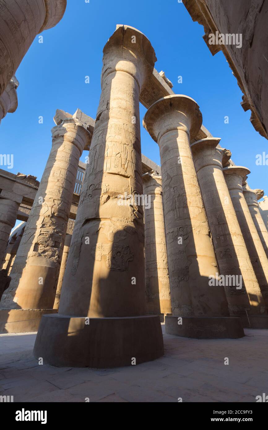 Säulen in der großen Hypostyle Halle, Tempel von Karnak, Luxor, Ägypten Stockfoto