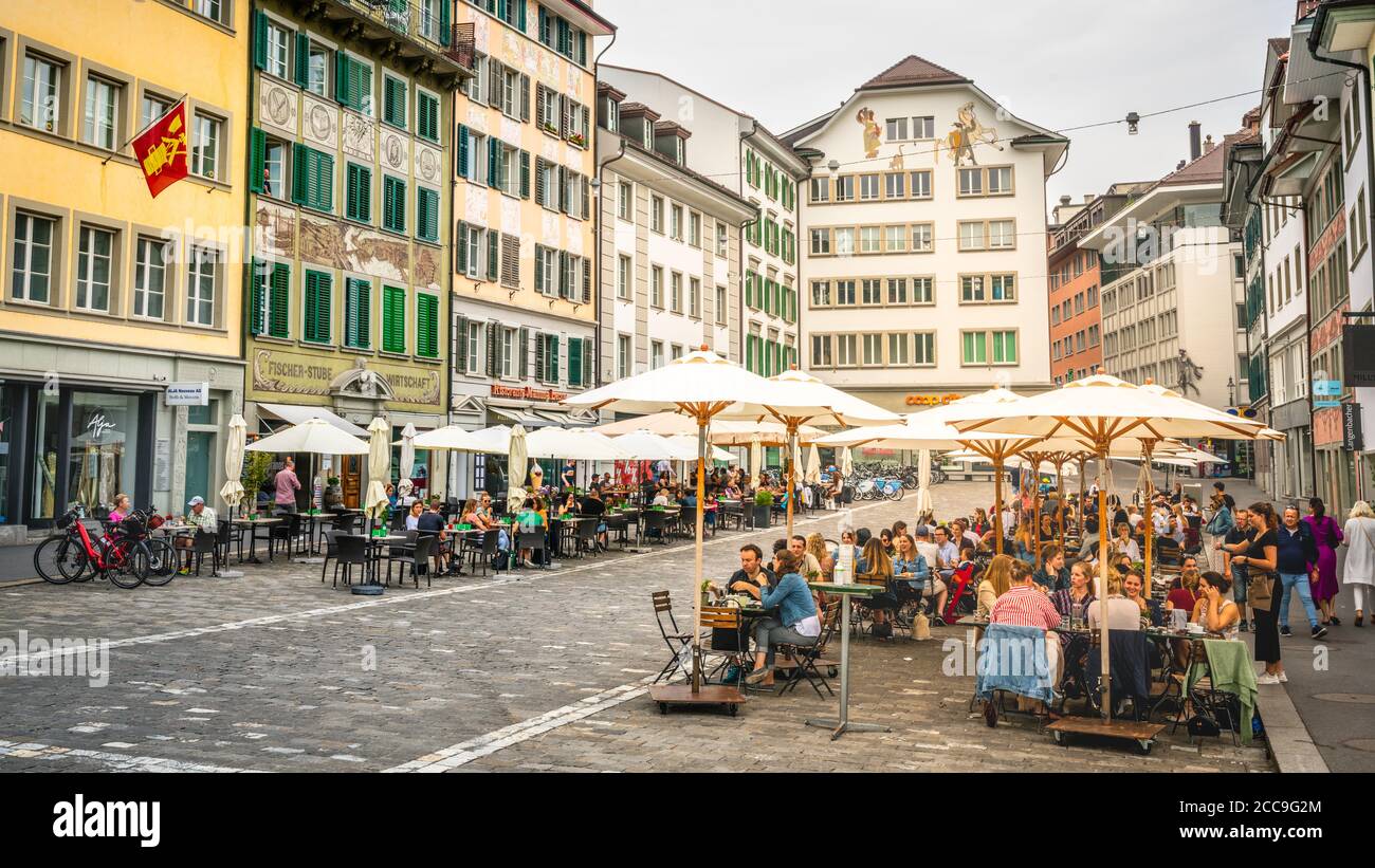 Luzern Schweiz , 28 Juni 2020 : Restaurants Terrassen voller Menschen und alte bunte Gebäude und dramatisches Licht im Sommer 2020 in Luzern Stockfoto