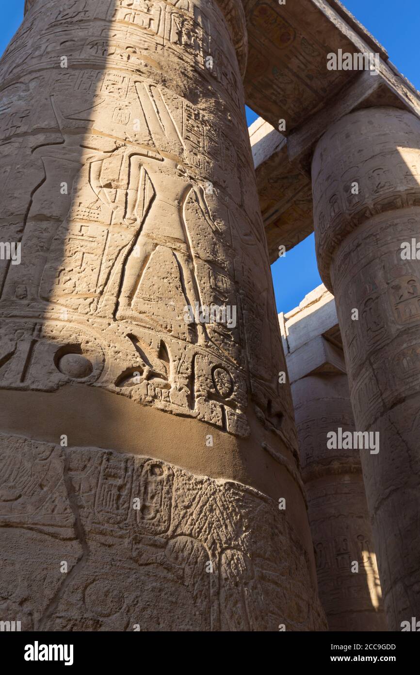 Säulen in der großen Hypostyle Halle, Tempel von Karnak, Luxor, Ägypten Stockfoto