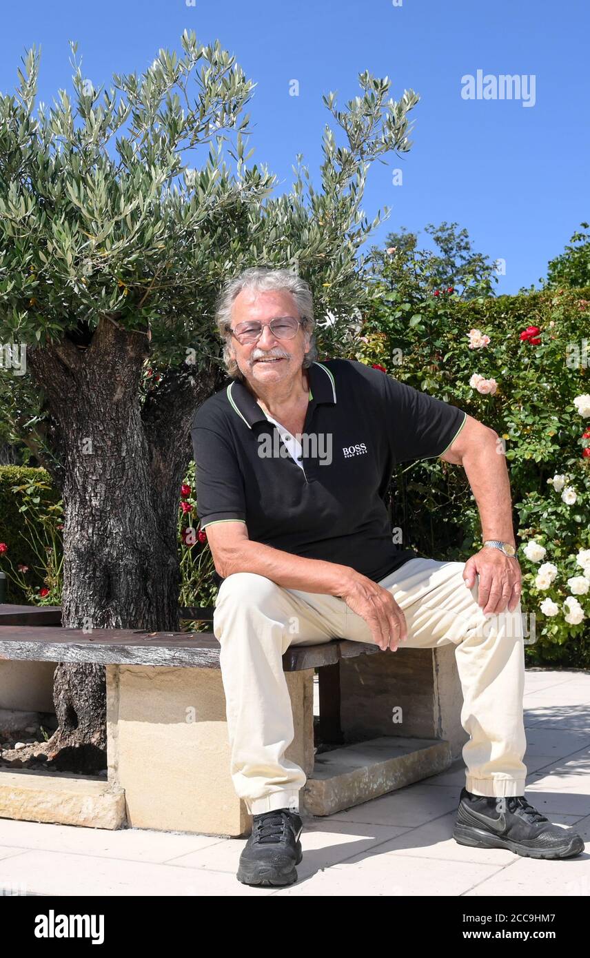 Berlin, Deutschland. August 2020. Burkhard Lasch, Komponist, Produzent und Songwriter, sitzt vor einem Olivenbaum im Garten seines Anwesens in Köpenick. Am 23.08.2020 feiert er seinen 80. Geburtstag. Lasch schrieb den erfolgreichen Titel "Alt wie ein Baum" für die Puhdys, "Jugendliebe" für Ute Freudenberg und fast 200 bekannte Titel für bekannte Bands und Sänger. (Zu ''Old as a Tree' - DDR-Songwriter Burkhard Lasch wird 80 Jahre alt') Quelle: Jens Kalaene/dpa-Zentralbild/ZB/dpa/Alamy Live News Stockfoto