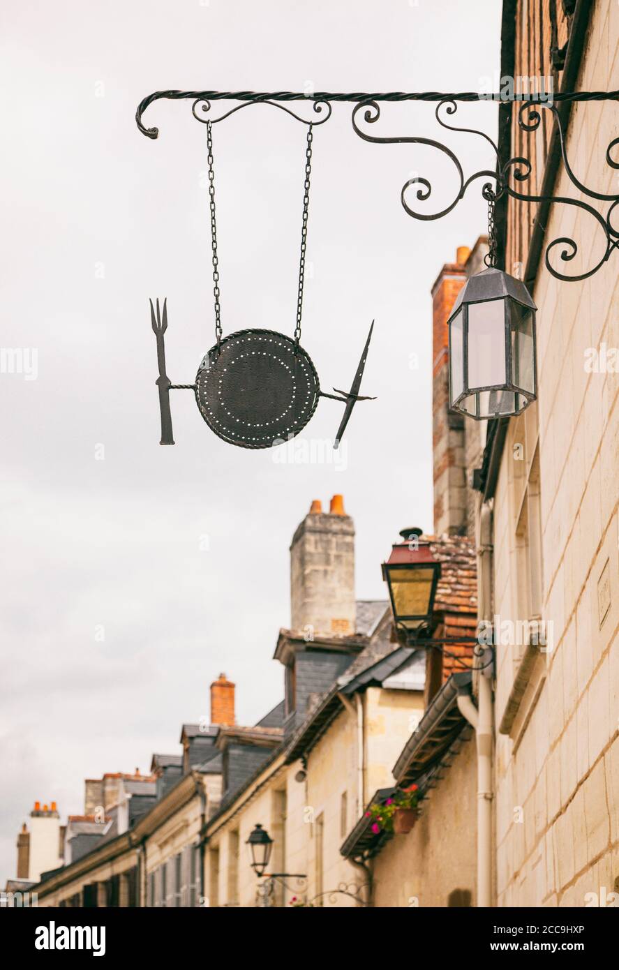 Vintage-Schild mit einem Restaurant in einem mittelalterlichen Dorf in Die Provence Stockfoto