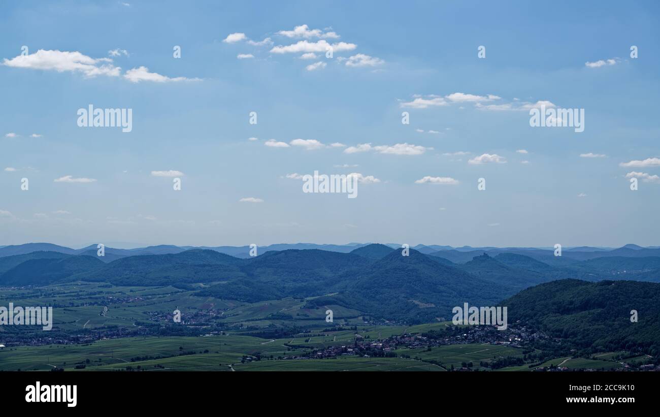 Der Hang zum pfälzer Wald heißt Haardt. Die Ebene ist Rheintal. In der Ferne befindet sich die Bergburg Trifels bei Annweiler. Stockfoto