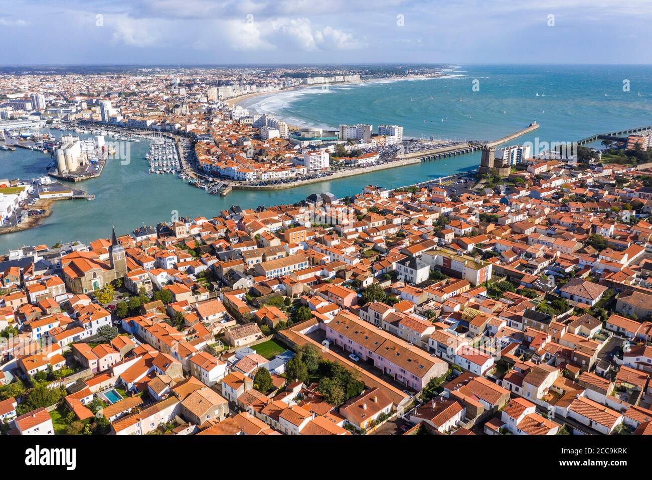 Les Sables d'Olonne: Luftaufnahme des Handelshafens und des Yachthafens vom Bezirk La Chaume Stockfoto
