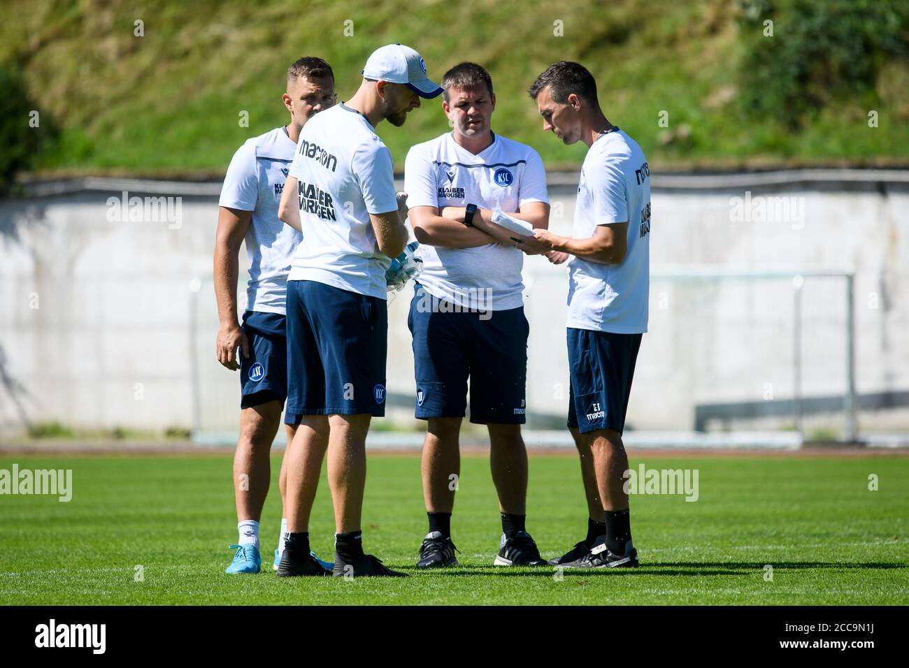 Das Trainerteam berät: athletics Coach Florian Boeckler (KSC), goalwartcoach Markus Miller (KSC), Co-Coach Zlatan Bajramovic (KSC), Coach Christian Eichner (KSC), (von links). Vormittagstraining. GES/Fußball/2. Bundesliga: Karlsruher SC - Trainingslager, 08/20/2020 Fußball: 2. Bundesliga: KSC Trainingslager, Bad Leonfelden, Österreich, 20. August 2020 - weltweite Nutzung Stockfoto