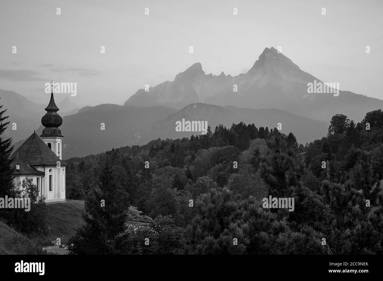 Schwarz-Weiß-Bild von Maria Gern Wallfahrtskirche mit alpen und Watzmann in Berchtesgaden, Deutschland Stockfoto