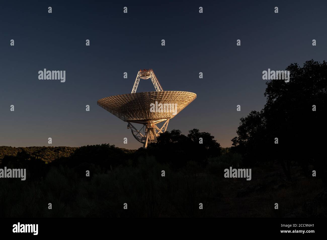 Robledo De Chavela, Spanien. August 2020. Eine große Antenne des Madrid Deep Space Communications Complex der NASA und JPL für die Verfolgung von Fahrzeugen und Raumfahrzeugen sowie für Radioastronomie Forschung verwendet Quelle: Marcos del Mazo/Alamy Live News Stockfoto