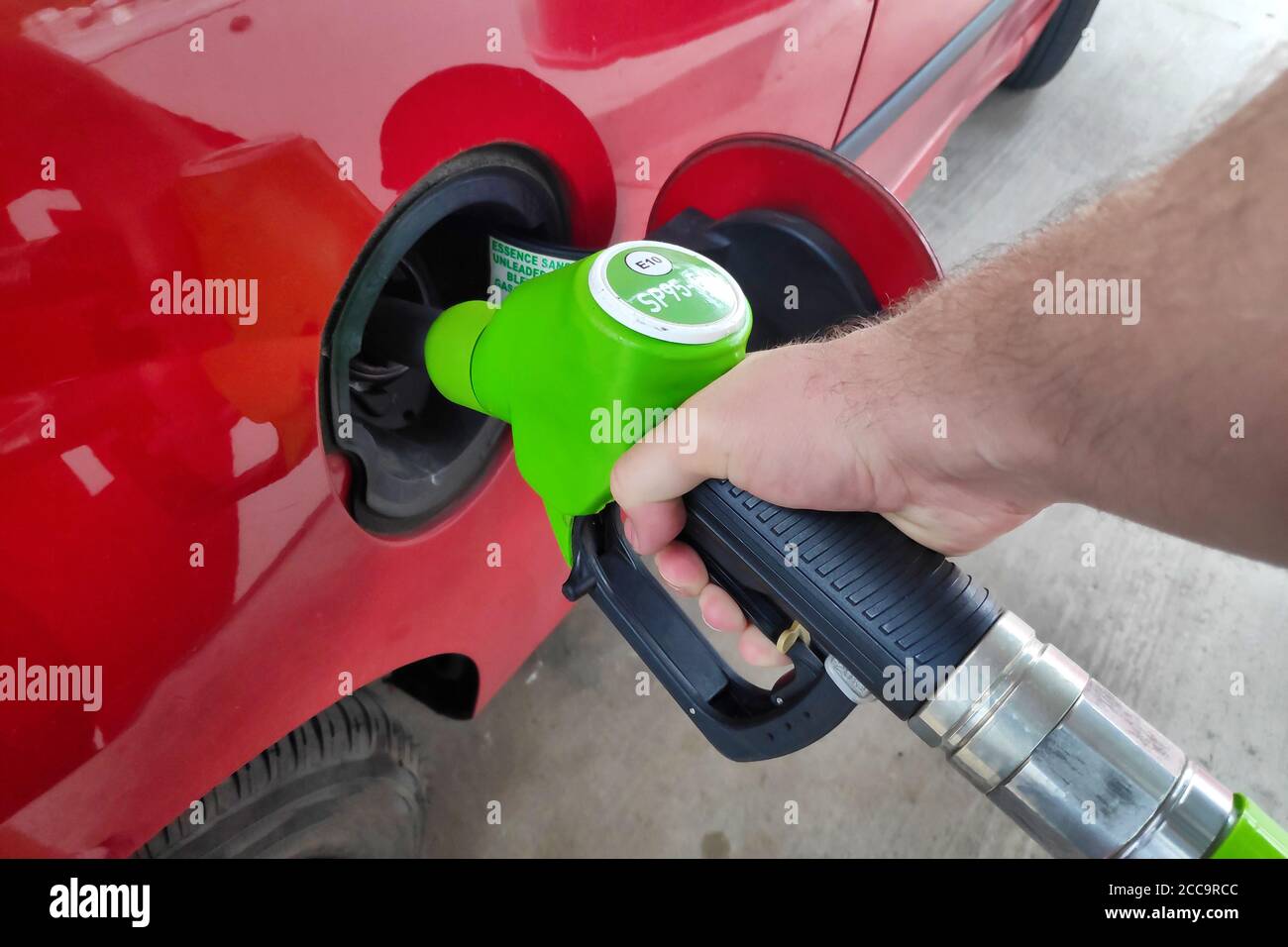 Nahaufnahme von einem Mann, der seinen Tank füllt. Stockfoto