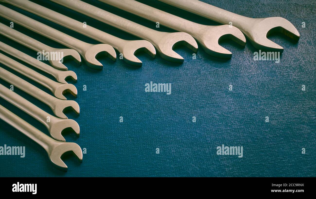 Ansicht des Satzes der verschiedenen Arbeit Schraubenschlüssel auf dunklem Hintergrund, stilisiert, flache Tiefe der Schärfe Stockfoto