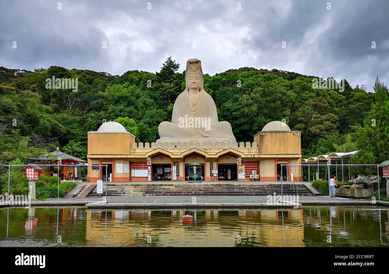 Berühmte Ryozen Kannon in Kyoto, Japan unter dem wolkenlosen Himmel Stockfoto