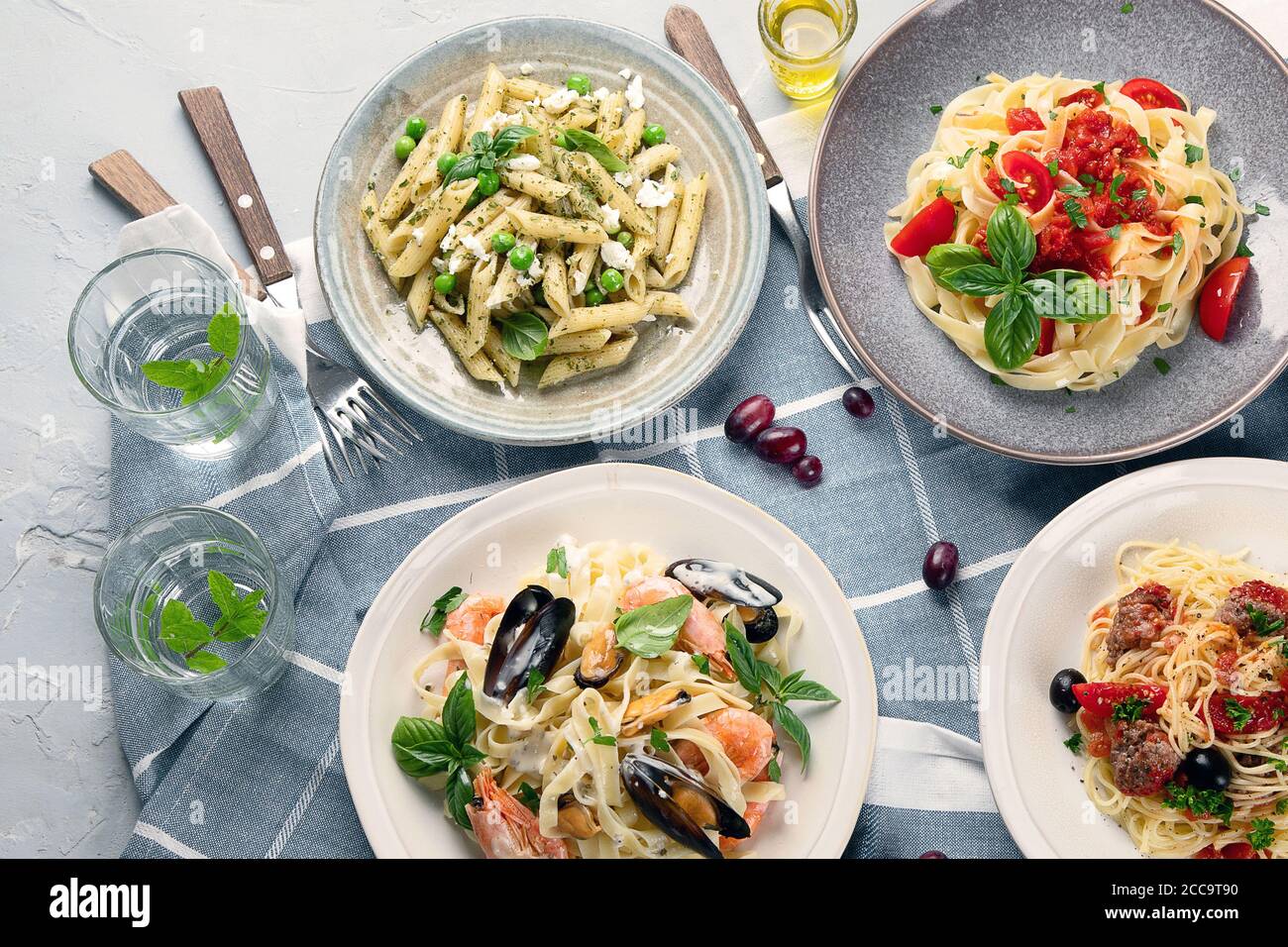 Teller von Pasta mit verschiedenen Arten von Saucen, Draufsicht. Italienisches Speisekonzept. Stockfoto