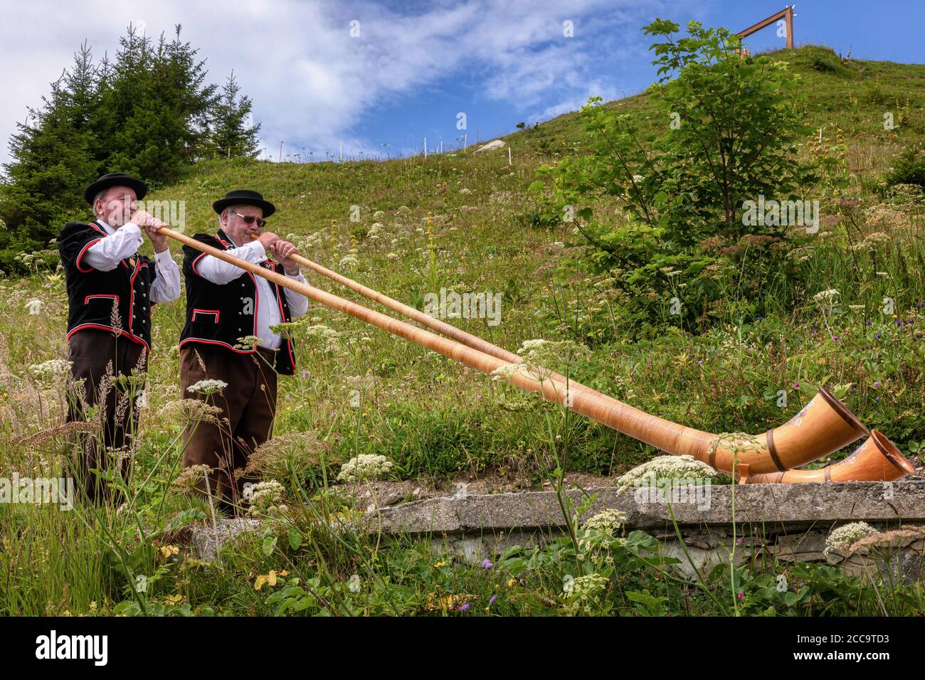 Zwei Männer spielen Alphorn auf der Schynige Platte, Kanton Bern, Schweiz Stockfoto