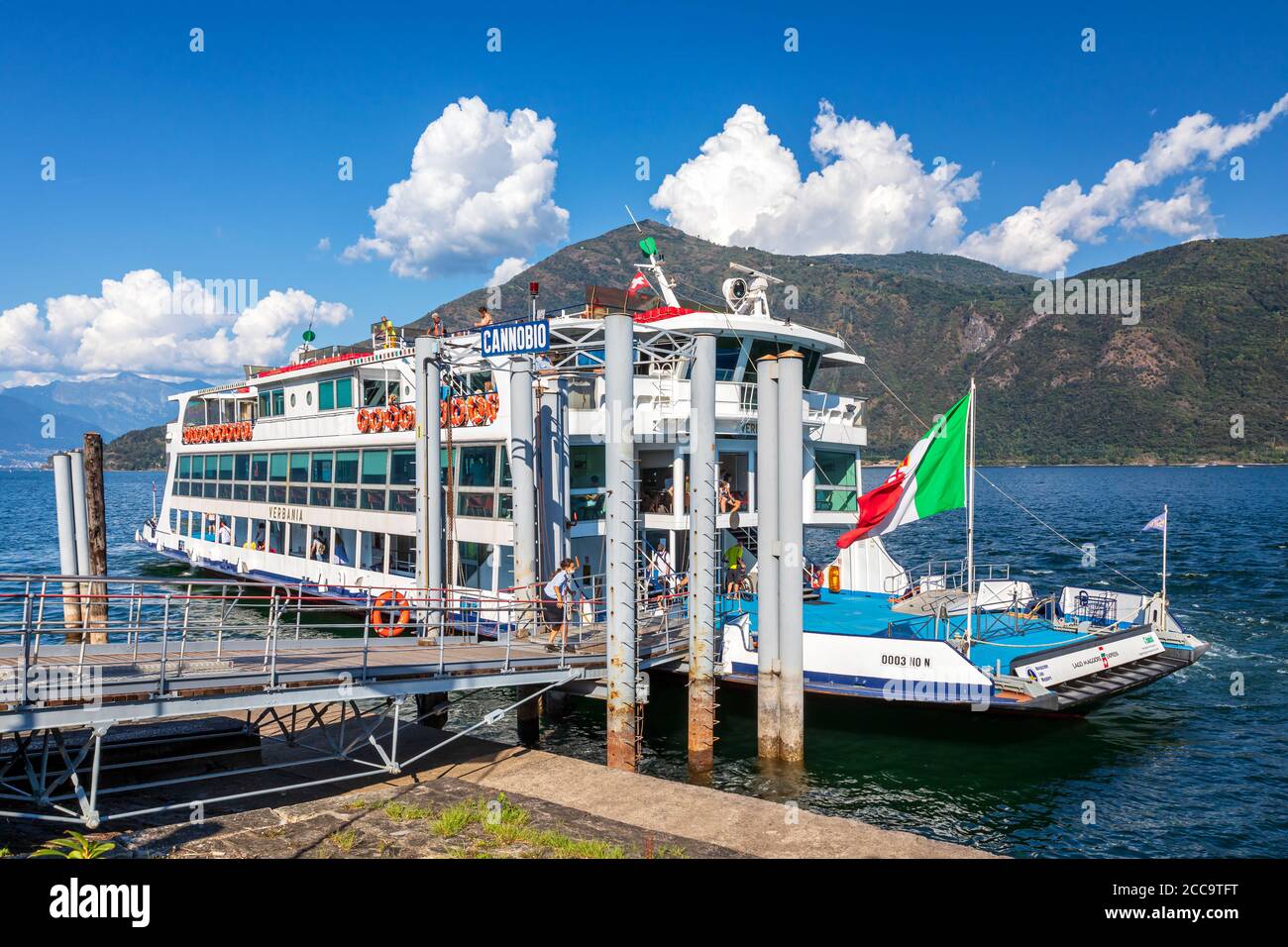 Boot am Pier am Lago Maggiore, Cannobio, Piemont, Italien Stockfoto