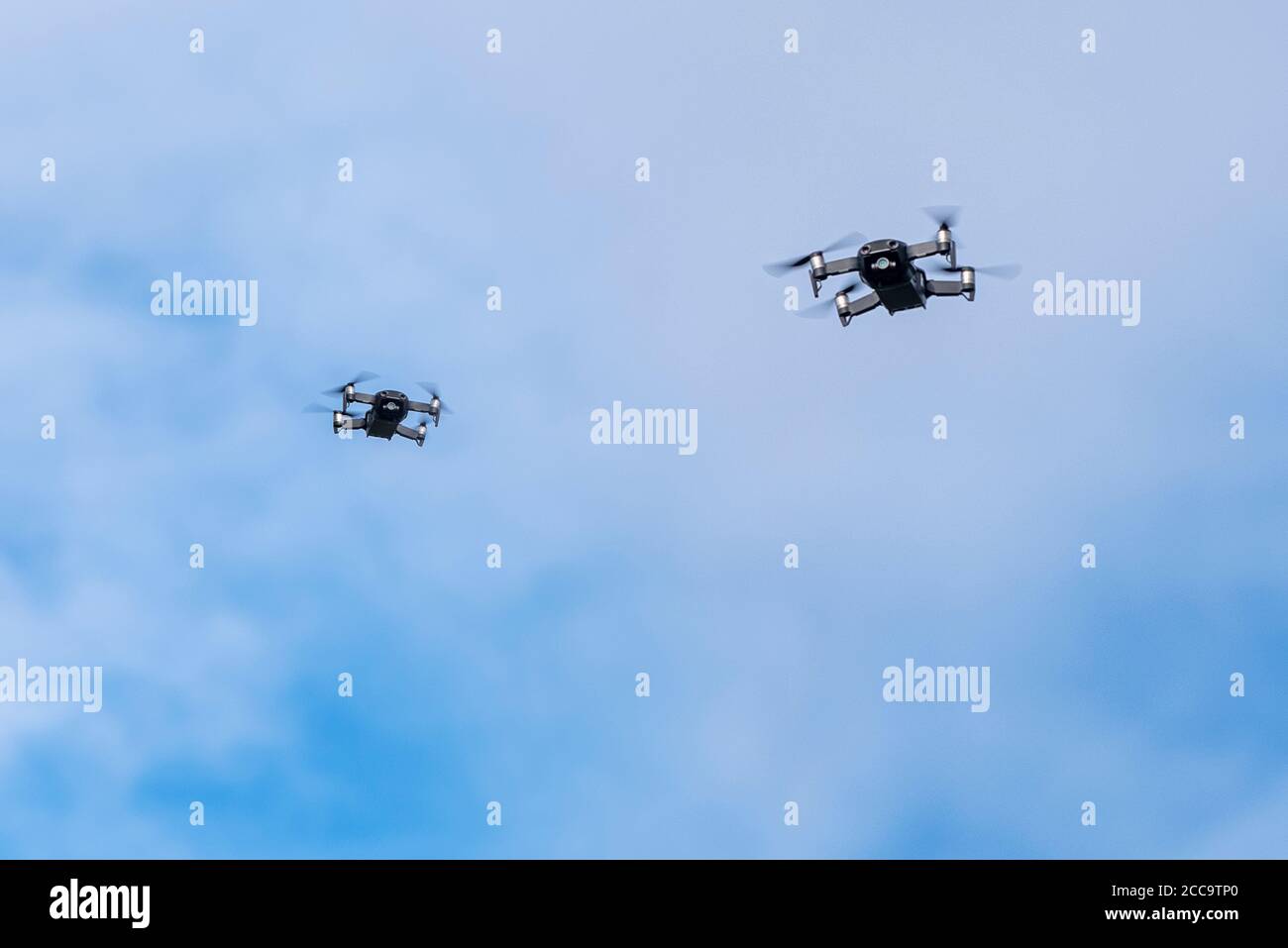Zwei kleine Drohnen fliegen am Himmel Stockfoto