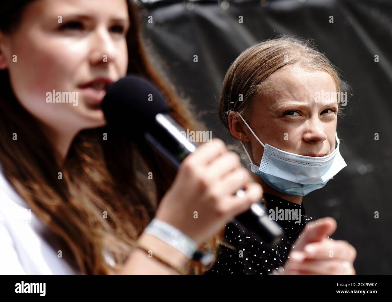 Berlin, Deutschland. August 2020. Die Klimaaktivistin Greta Thunberg und Luisa Neubauer (l.) halten eine Pressekonferenz ab. Zuvor wurden die Freitage für zukünftige Aktivisten von der Bundeskanzlerin zu einem Gespräch empfangen. Foto: Kay Nietfeld/dpa Quelle: dpa picture Alliance/Alamy Live News Stockfoto