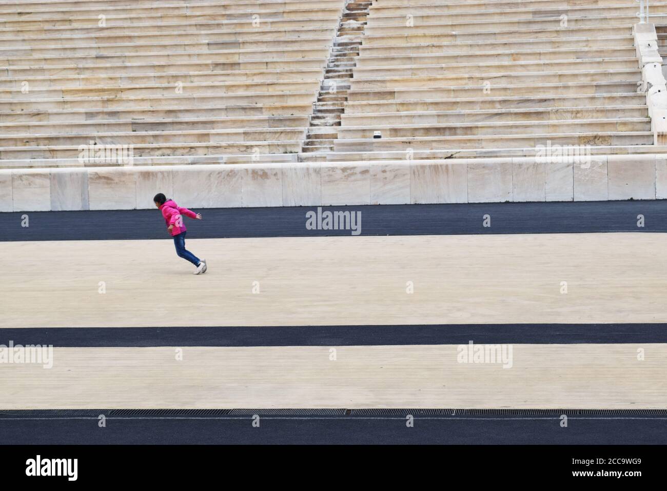 Athen, Griechenland - 21. April 2017 - Mädchen laufen im Panathenaic Stadion Stockfoto