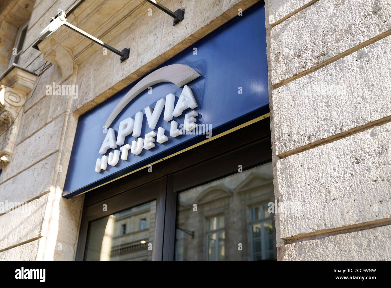 Bordeaux , Aquitaine / Frankreich - 08 16 2020 : apivia mutuelle Logo und Text auf französisch Bürogebäude gegenseitige Agentur Stockfoto