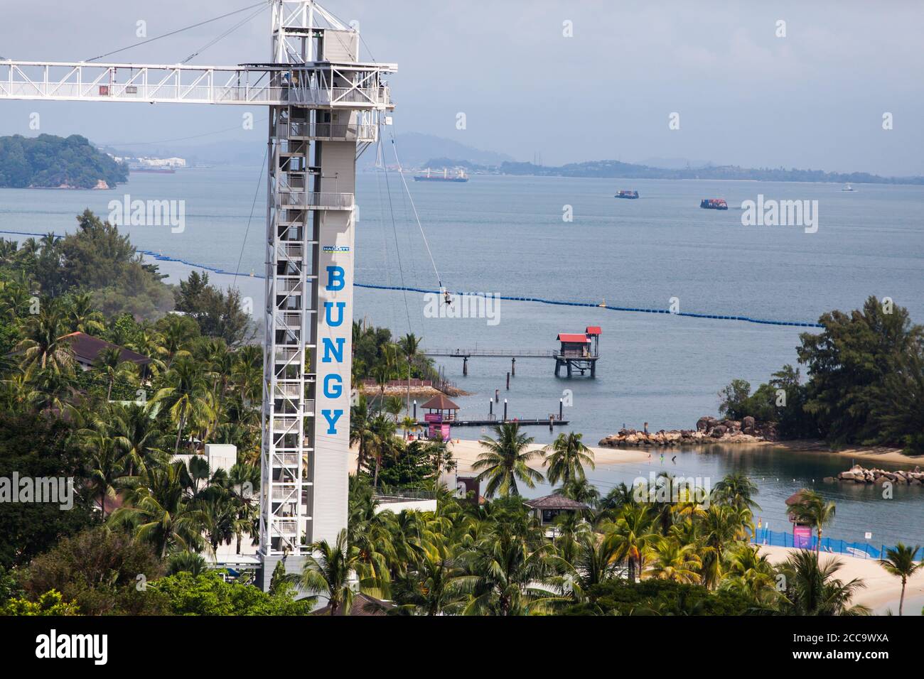 Eine Person machte einen 47 Meter hohen Bungy Sprung vom Turm in Sentosa, Singapur. Stockfoto