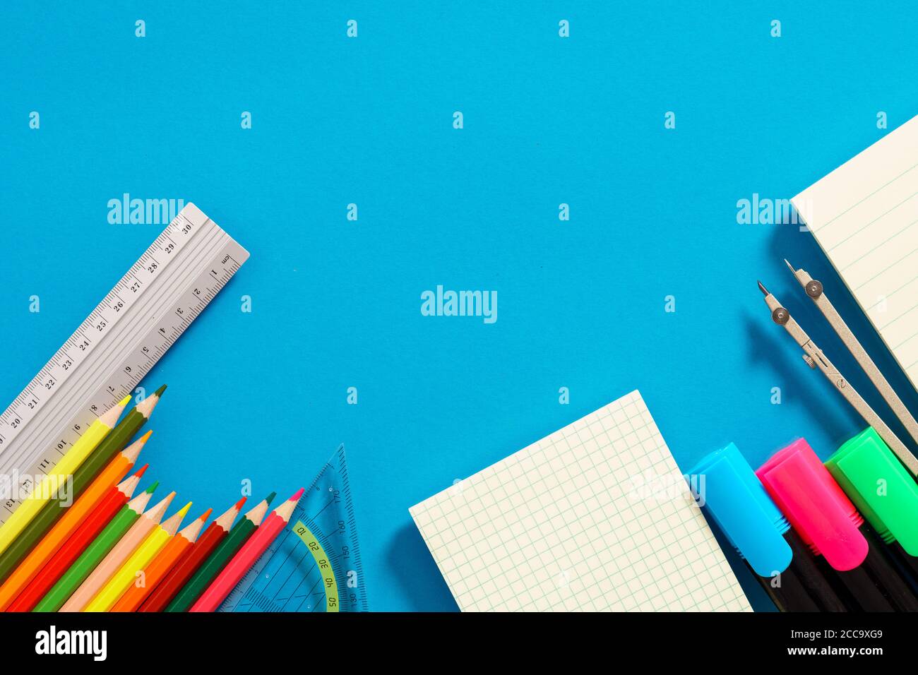 Schulbedarf, Bleistifte, Marker und Lineale Stockfoto