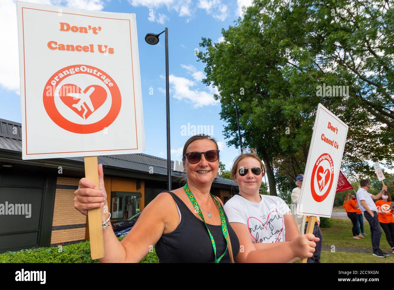 London Southend Airport, Essex, Großbritannien. 20. August 2020. EasyJet hat die vollständige Schließung ihres Stützpunktes am Londoner Flughafen Southend aufgrund des Abschwungs der COVID-19 angekündigt, nachdem eine Beratungsphase abgeschlossen wurde, in der gehofft wurde, dass einige Flüge den Flughafen weiterhin auf reduzierter Servicebasis nutzen würden. Unite the Union und die Mitarbeiter von easyJet protestieren gegen den Umzug, wobei ein Banner mit der Aufschrift „Easy Option taken“ ihre Gefühle hervorhebt. Die Flüge sollen am 1. September eingestellt werden Stockfoto