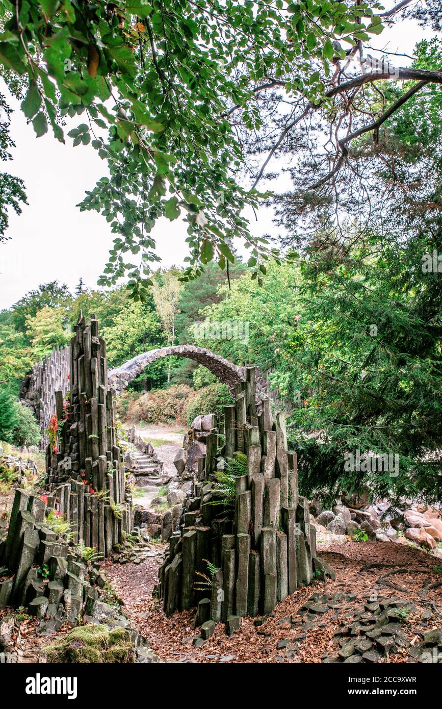 Rakotzbrücke (Rakotzbrücke, Teufelsbrücke) in Kromlau, Azaleen und Rhododendron Park, Sachsen - Sachsen, Deutschland Stockfoto