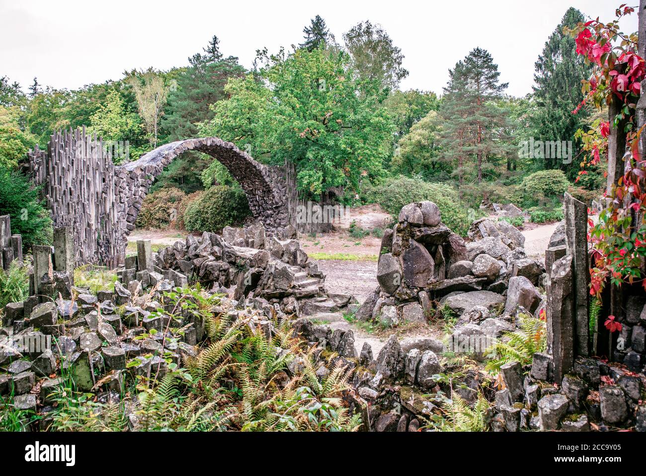 Rakotzbrücke (Rakotzbrücke, Teufelsbrücke) in Kromlau, Azaleen und Rhododendron Park, Sachsen - Sachsen, Deutschland Stockfoto