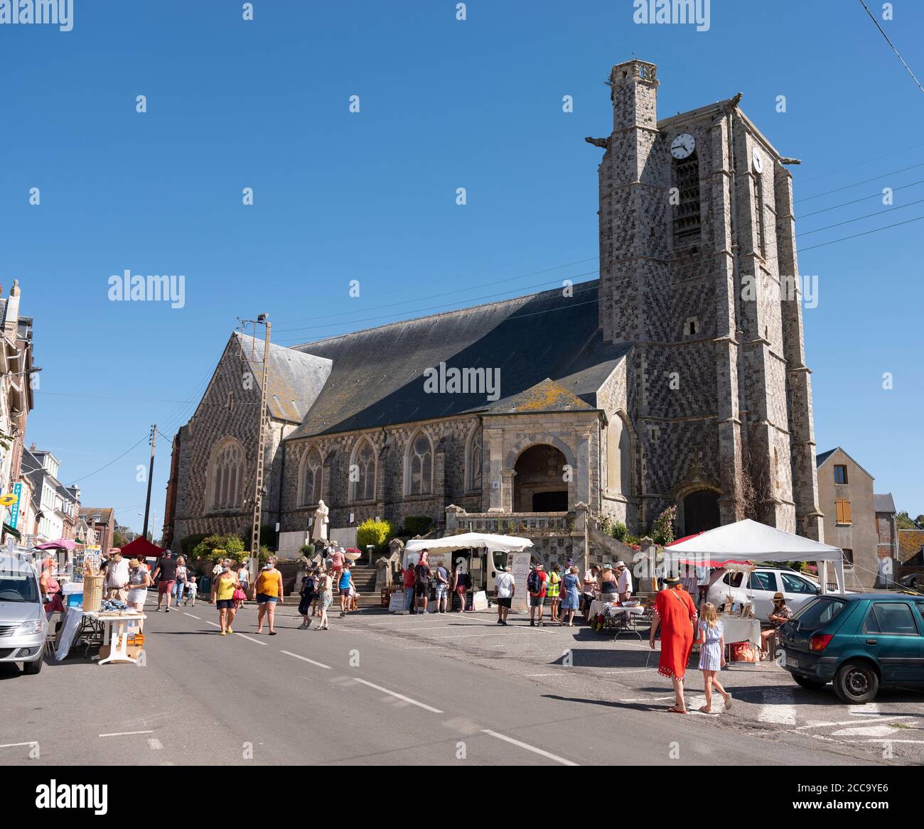 Menschen an Marktständen in der Nähe der Kirche von ault auf französisch normandie Stockfoto