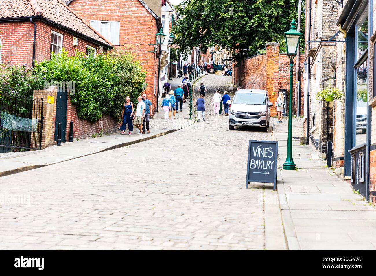 Steep Hill Lincoln, Lincoln Steep Hill, Lincoln City, Lincolnshire, UK, England, Walking Uphill, Steep Hill Lincoln UK, Lincoln UK, Steep Hill, Hills Stockfoto