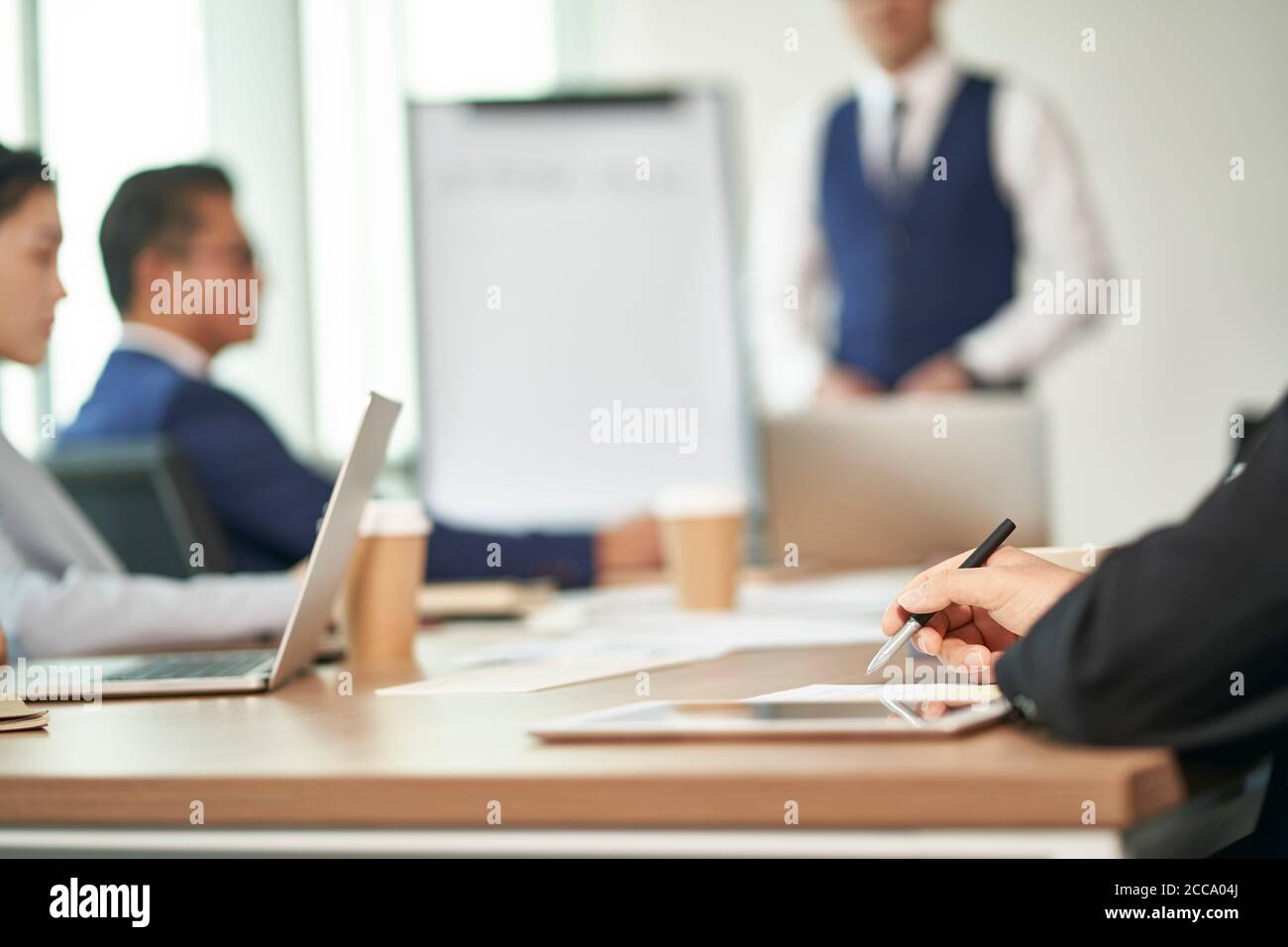 asiatische Führungskräfte treffen sich im Büro und besprechen den Geschäftsplan Stockfoto