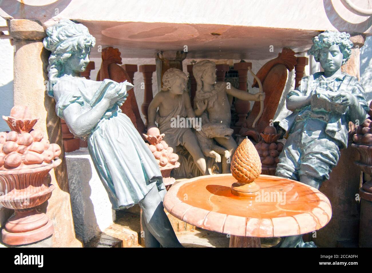 Port Lligat Spanien Salvador Dali Haus Brunnen der Jugend. Kinder lesen ein Buch, schreiben mit einem Stift, jagen mit einem Bogen, wie der Künstler in seiner Jugend. Stockfoto