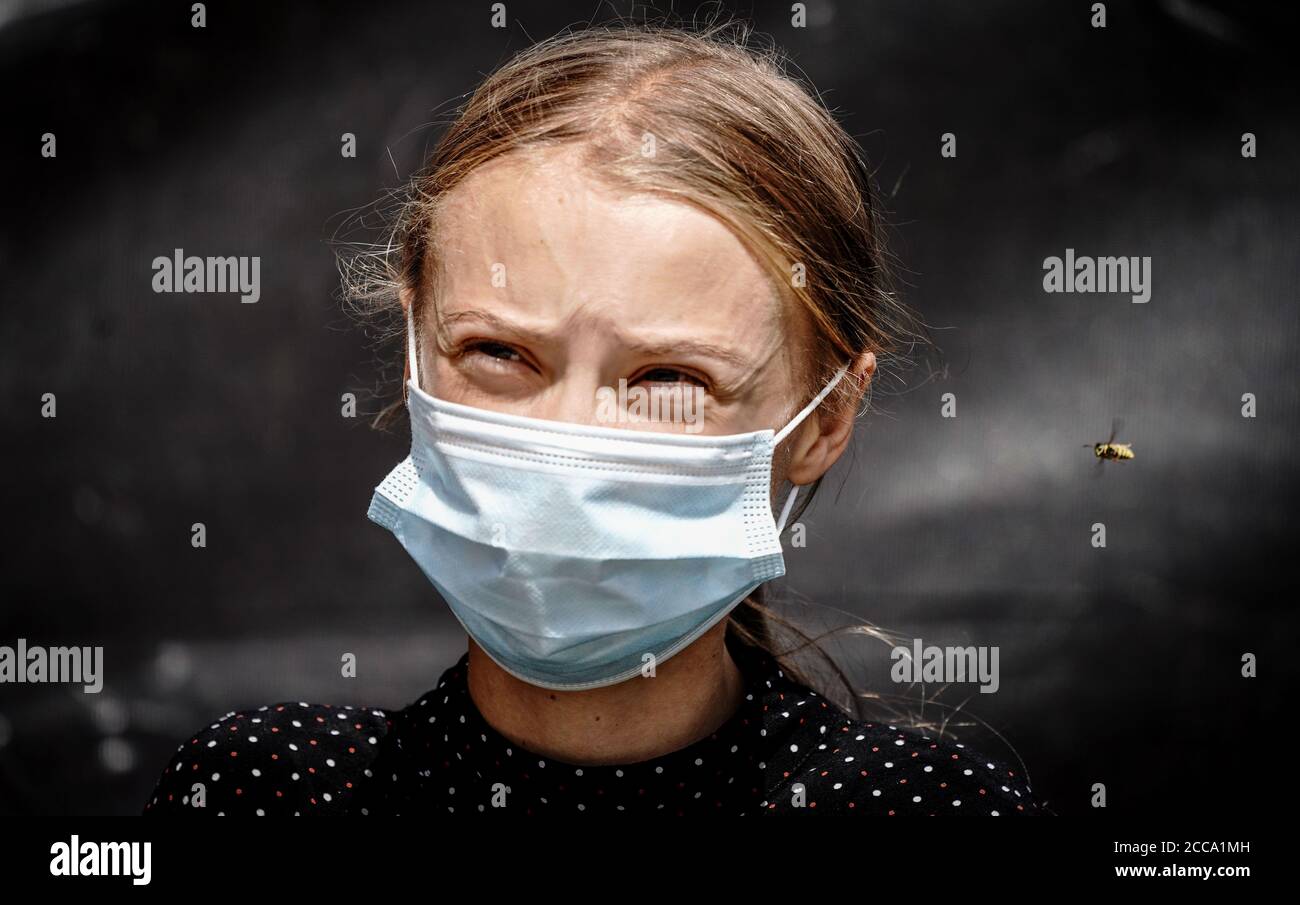 Berlin, Deutschland. August 2020. Eine Wespe nähert sich der Klimaaktivistin Greta Thunberg während einer Pressekonferenz. Zuvor wurden Thunberg und andere Klimaaktivisten von Fridays for Future von der Bundeskanzlerin zu einer Diskussion empfangen. Quelle: Kay Nietfeld/dpa/Alamy Live News Stockfoto