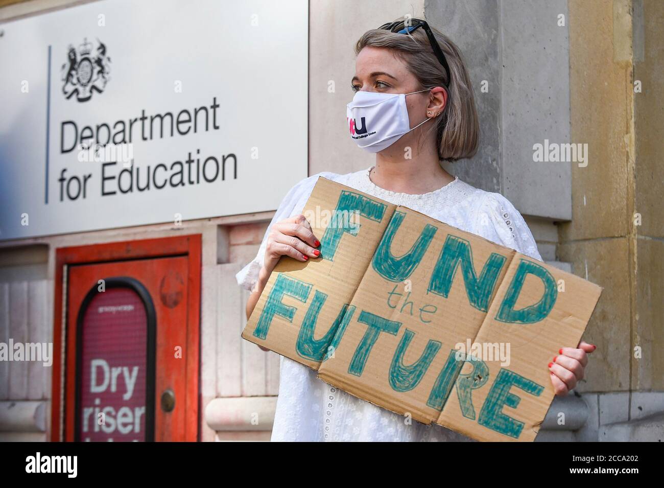 London, Großbritannien. 20. August 2020. Jo Grady, Generalsekretär der UCU, schließt sich den Studenten an einem Protest vor dem Department for Education in Westminster an, der eine vollständige Überprüfung der Klassenungleichheit nach dem diesjährigen Prüfungsergebnis-Chaos fordert. Nach einer Kampagne für A-Level- und GCSE-Schüler, die Noten auf der Grundlage von Lehrerbewertungen statt auf der Grundlage eines Computeralgorithmus haben, müssen btec-Schüler warten, während Prüfungsausschuss Pearson ihre Ergebnisse neu bewertet. Kredit: Stephen Chung / Alamy Live Nachrichten Stockfoto