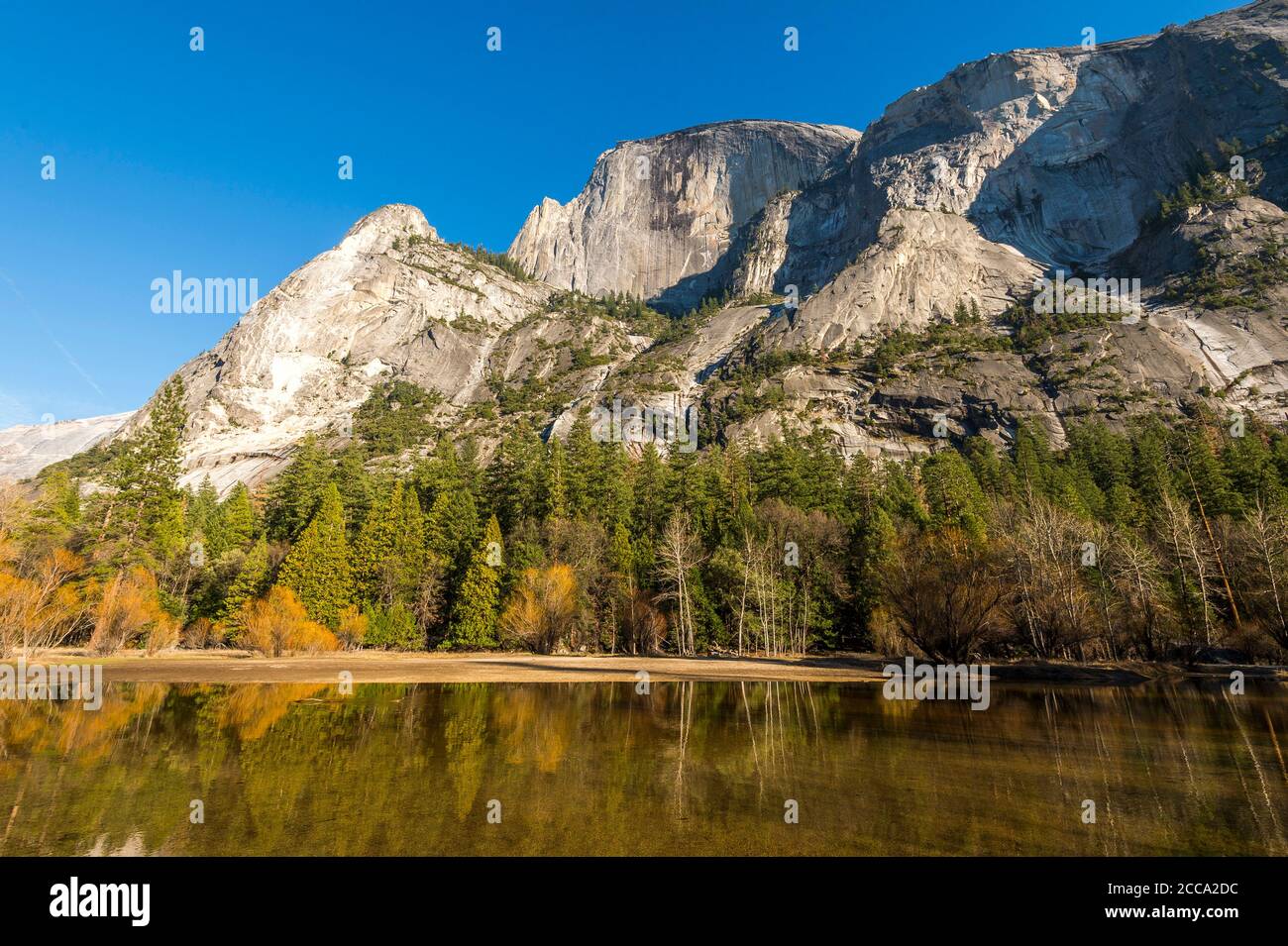 USA, Kalifornien: Der Half Dome, emblematische Granitkuppel im Yosemite National Park, Berge der Sierra Nevada Stockfoto