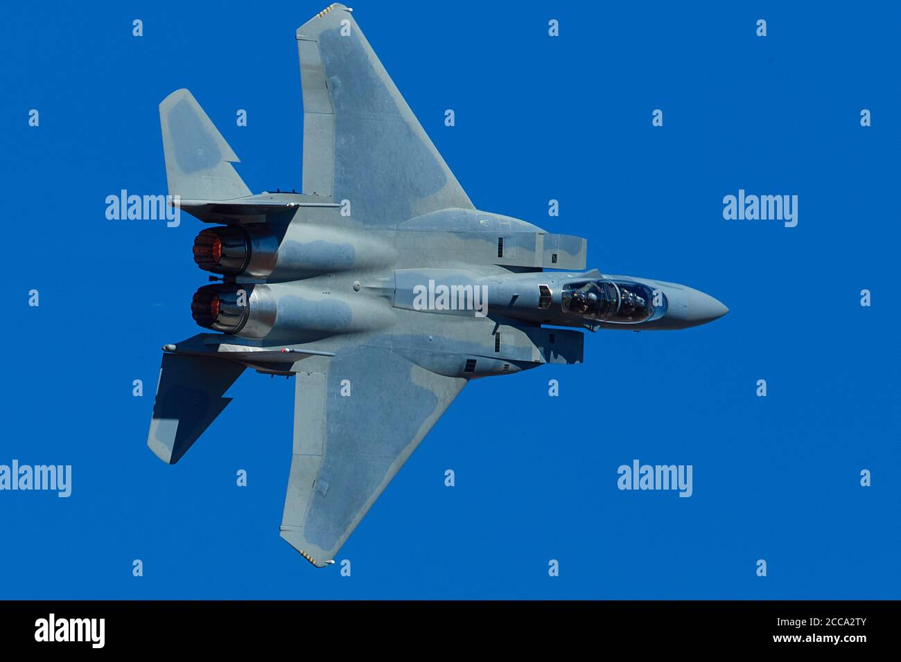 Unmarkierte F-15S, Adler, Fliegen mit hoher Geschwindigkeit über Rainbow Canyon, Kalifornien. Stockfoto