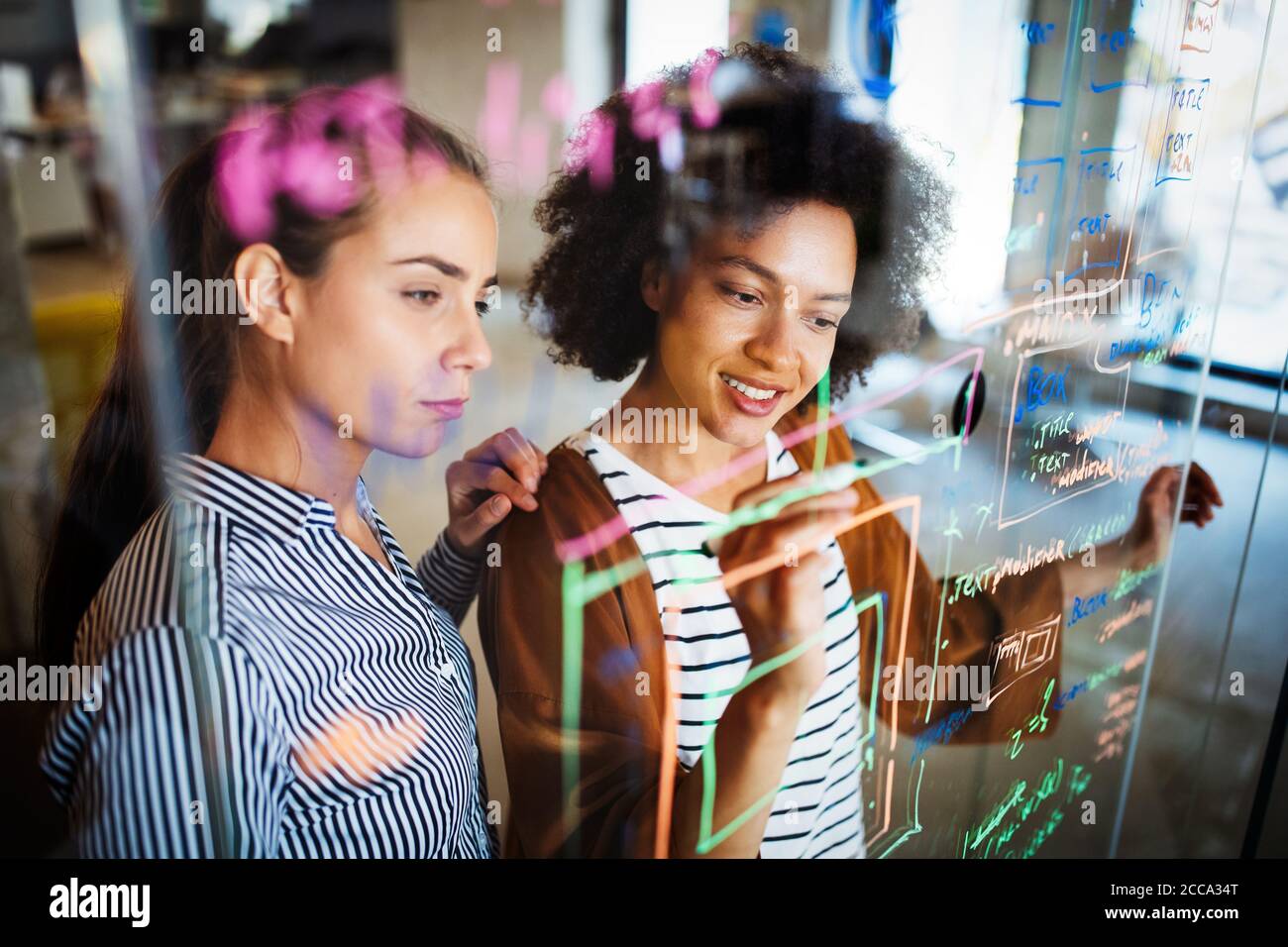 Die Zusammenarbeit und die Analyse von Geschäftsleuten arbeiten im Büro Stockfoto