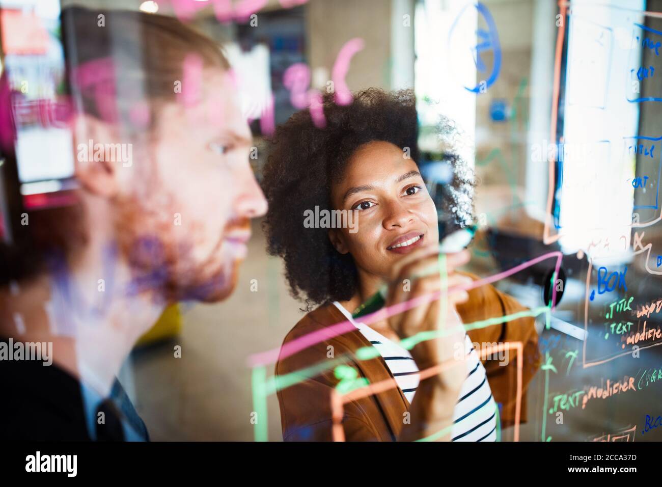 Unternehmer diskutieren gemeinsam in Konferenzraum während der Sitzung im Büro Stockfoto