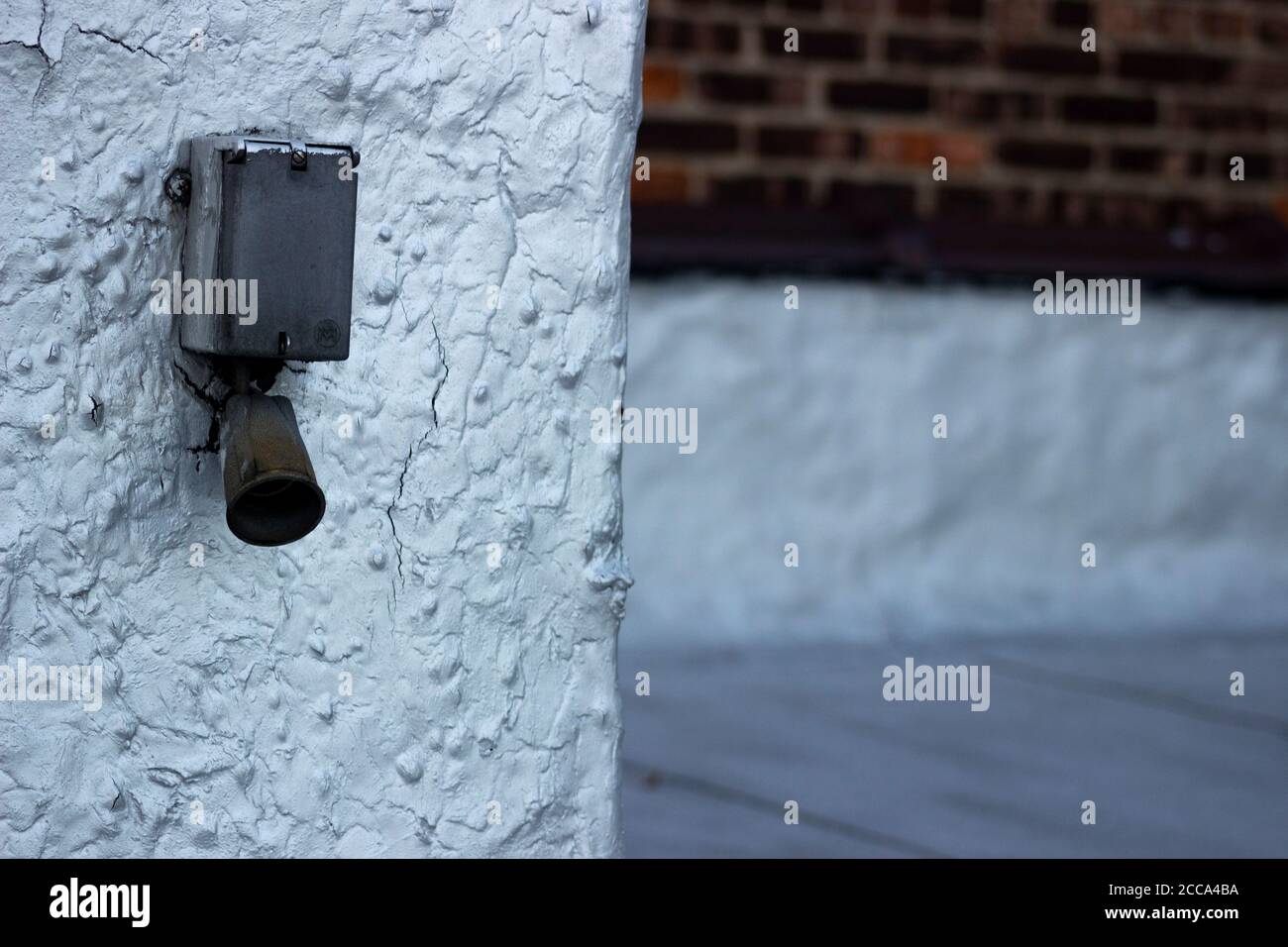 Metalllüftung Ende eines Kesselsystems, auf einem städtischen Apartment-Dach, mit einer Außenmauer im Hintergrund Stockfoto